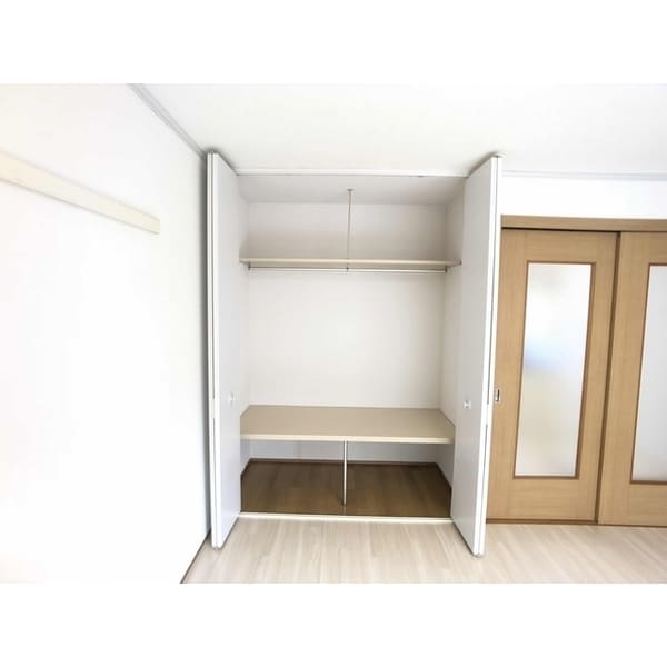 内装他(明るい色調の室内です)