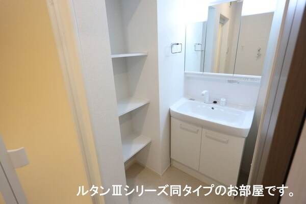 洗面・脱衣所(忙しい朝には欠かせない洗面所です)