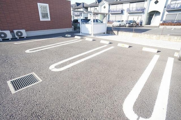 駐車場(車をお持ちの方に嬉しい駐車場付きの物件です)