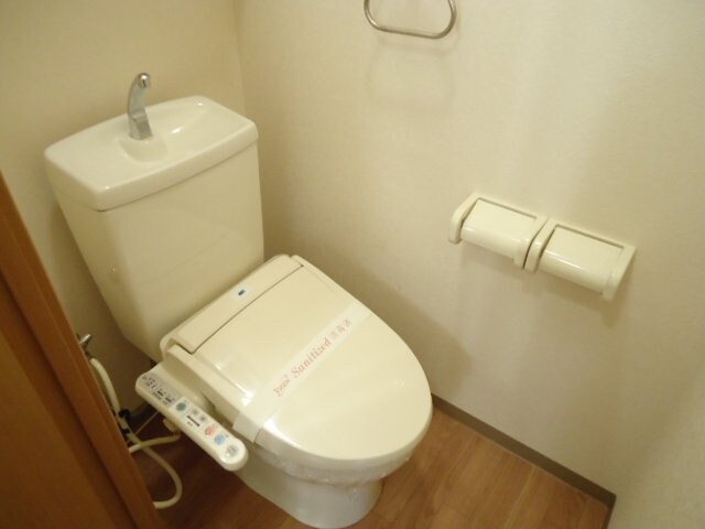 物件内観写真6　(シャワー付きトイレ)