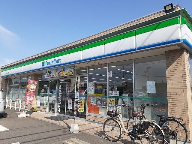 物件外観写真5　(ファミリーマート宇都宮上戸祭店まで1200m)