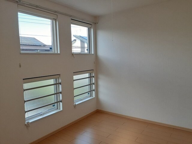 物件内観写真15　(明るい色調の室内です)