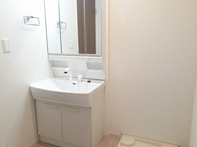 物件内観写真12　(ゆったりとスペースのある洗面所)