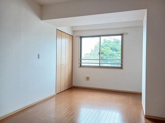 物件内観写真15　(明るい色調の室内です)