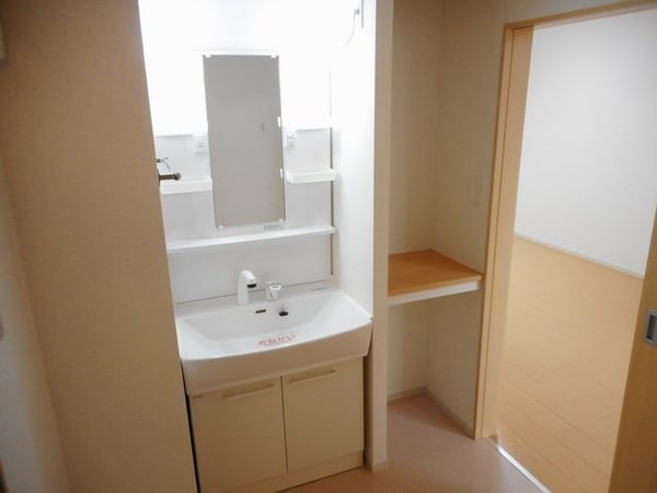 洗面・脱衣所(忙しい朝には欠かせない洗面所です)