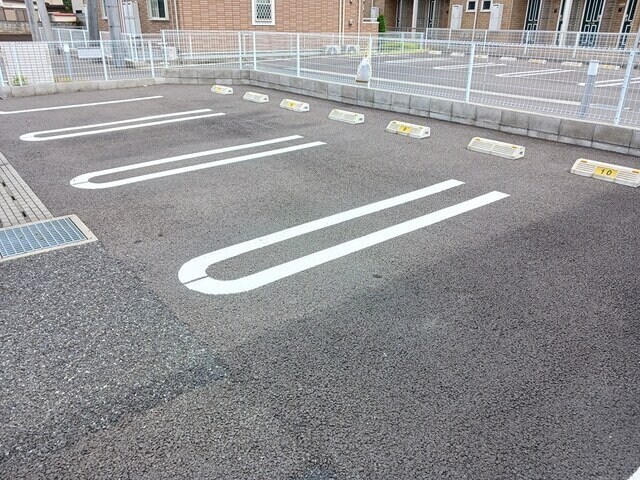 物件外観写真2　(駐車スペースもあります)