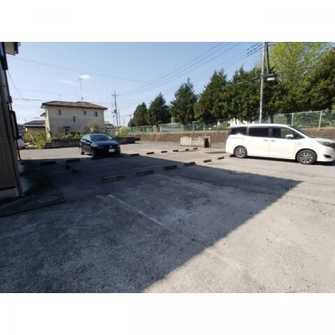物件外観写真3　(駐車場があるので、車を買う予定の方も安心です)