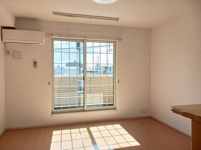 物件内観写真9　(ゆったり過ごせる居間です)