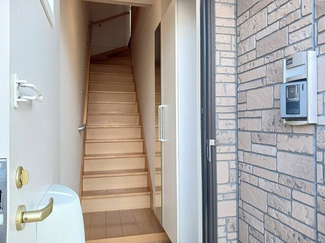 物件内観写真14　(明るい玄関です)