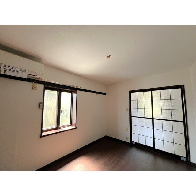 物件内観写真4　(こちらのリビングで趣味の時間をお楽しみください)