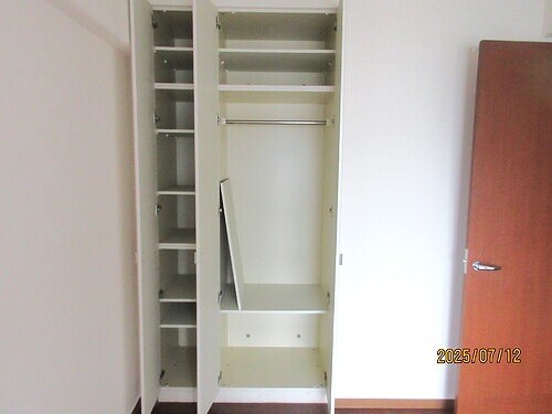 物件内観写真11　(洋室約6.3畳　クロゼット)