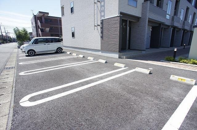 物件外観写真2　(車をお持ちの方に嬉しい駐車場付きの物件です)
