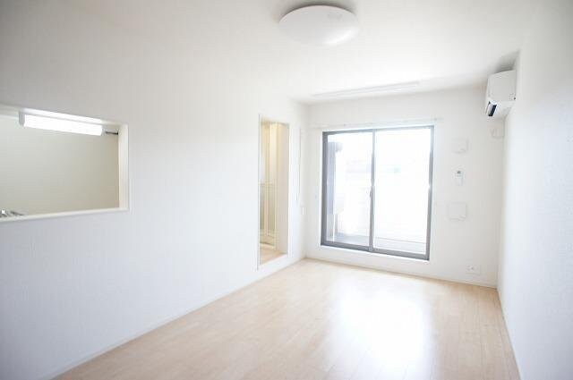 物件内観写真9　(ゆったりとした居間です)