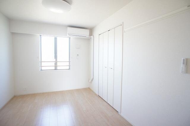 物件内観写真12　(明るい色調の室内です)