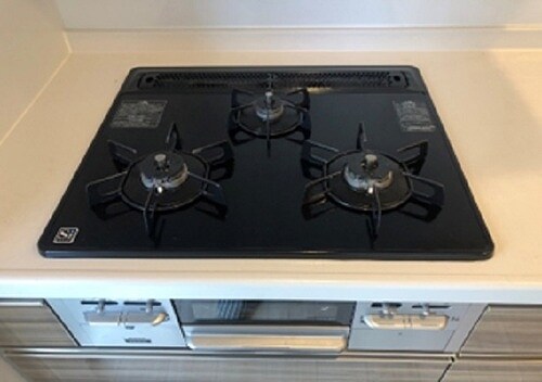 物件内観写真9　(３口ガスコンロ、グリル　※2025年9月撮影)