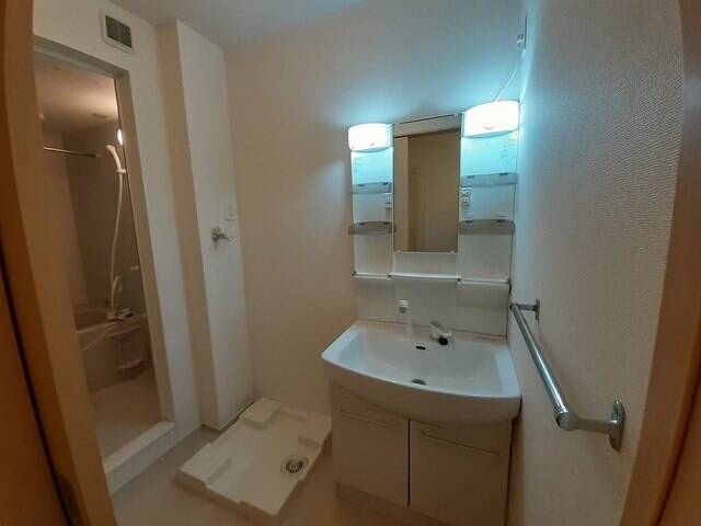 物件内観写真12　(広い洗面スペース)