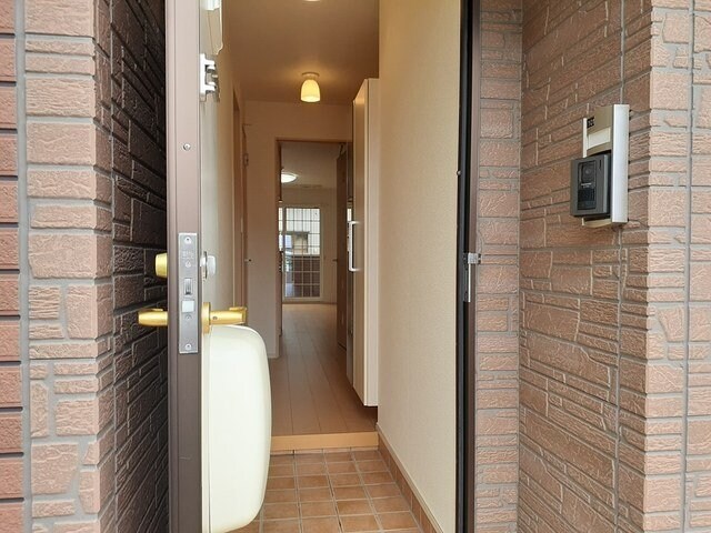 物件内観写真14　(ゆったりとした玄関です)