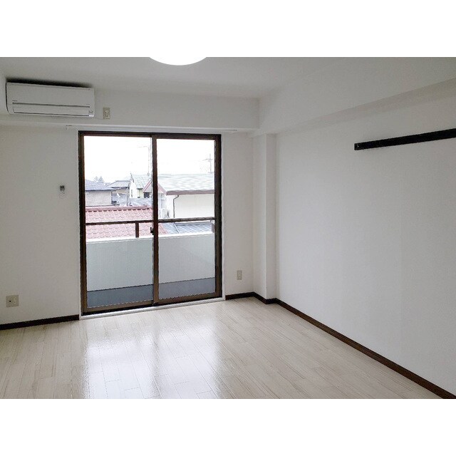 物件内観写真5　(ゆったり過ごせるリビングです)