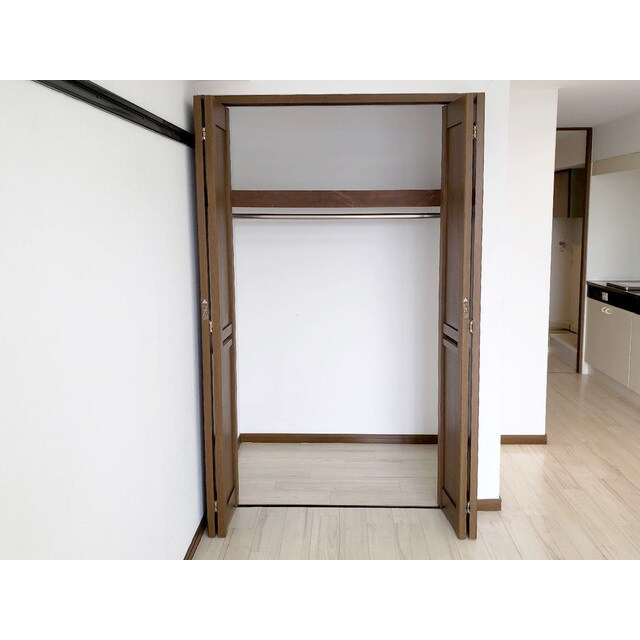 物件内観写真14　(明るい色調の室内です)