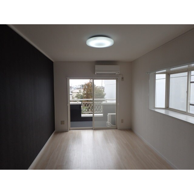 物件内観写真6　(ゆったり過ごせる居間です)