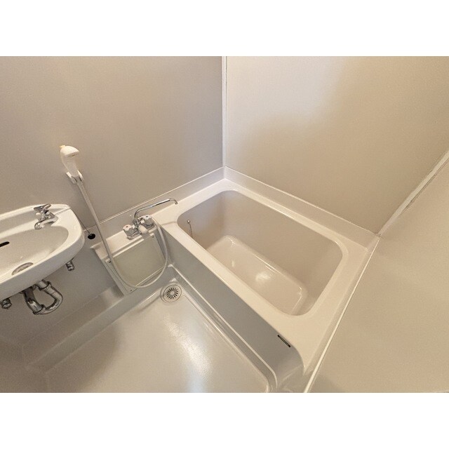 物件内観写真11　(日々の疲れを癒すお風呂付です)