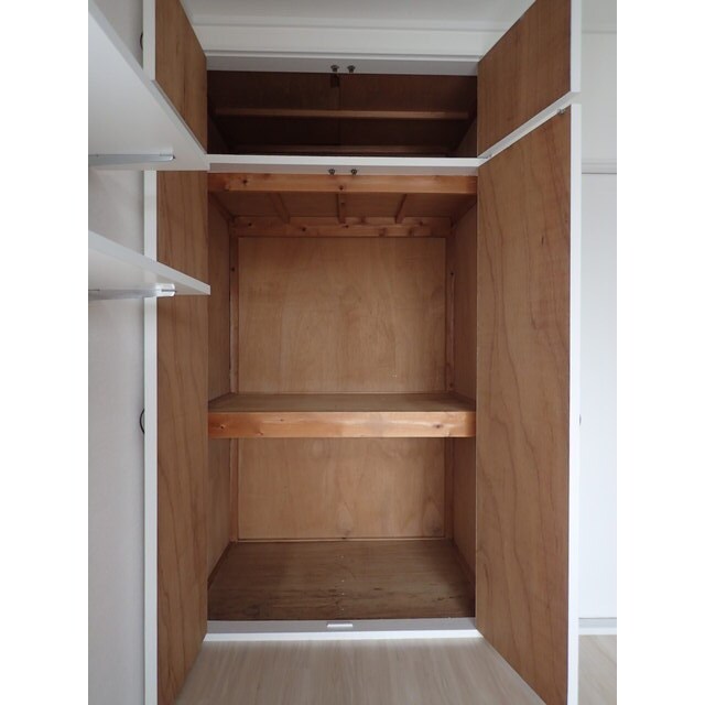 物件内観写真18　(明るい色調の室内です)