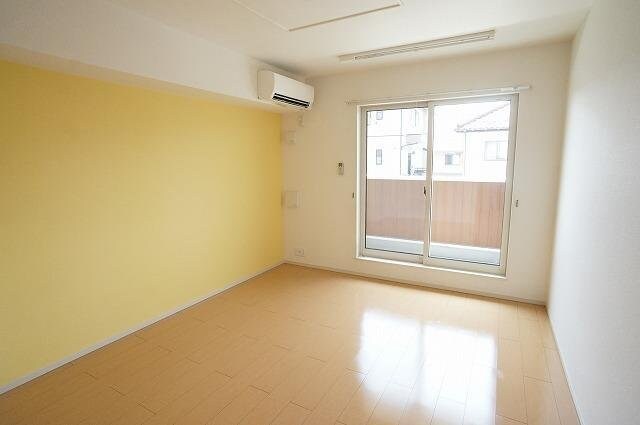 物件内観写真9　(ゆったりとした居間です)