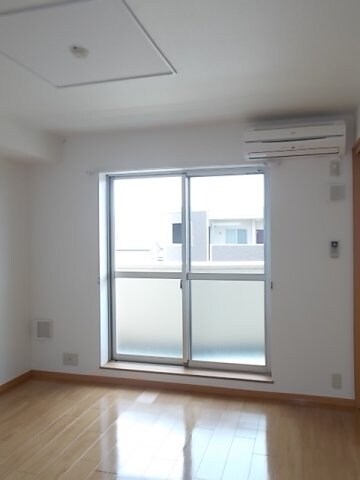 物件内観写真10　(こちらのリビングで趣味の時間をお楽しみください)