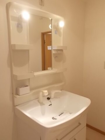 物件内観写真13　(ゆったりとスペースのある洗面所)