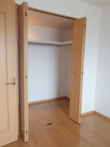 物件内観写真16　(収納豊富です)