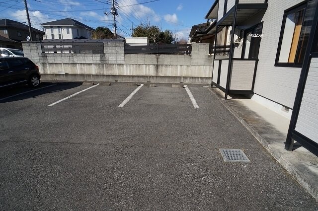 物件外観写真2　(駐車場があるので、車を買う予定の方も安心です)