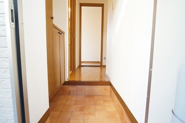 物件内観写真9　(ゆったりとした玄関です)