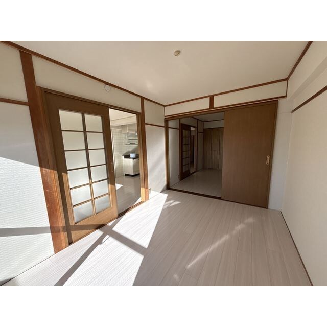 物件内観写真8　(こちらのリビングで趣味の時間をお楽しみください)