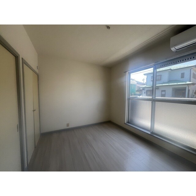 物件内観写真6　(こちらの居間で趣味の時間をお楽しみください)