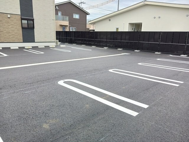 物件外観写真2　(駐車場完備です)