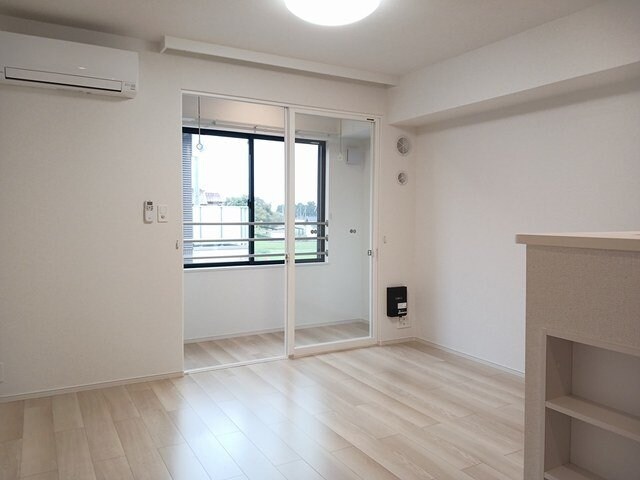 物件内観写真9　(こちらの居間で趣味の時間をお楽しみください)