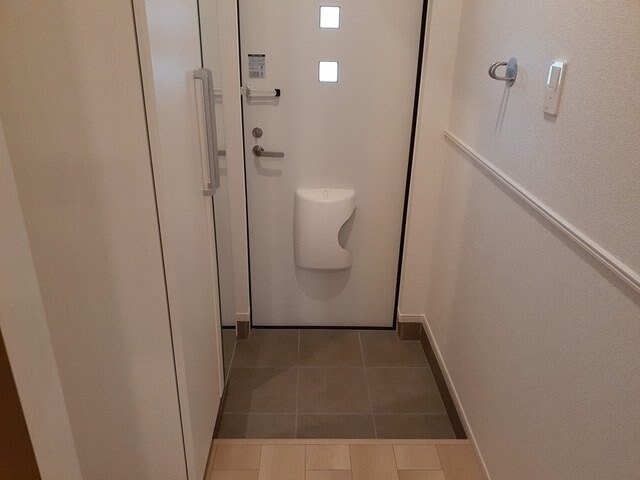 物件内観写真14　(明るい玄関です)