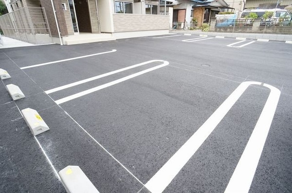 駐車場(車をお持ちの方に嬉しい駐車場付きの物件です)