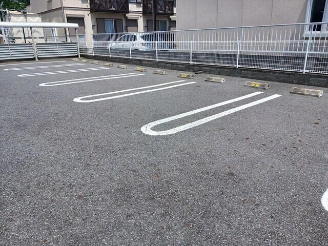 物件外観写真2　(駐車場です)