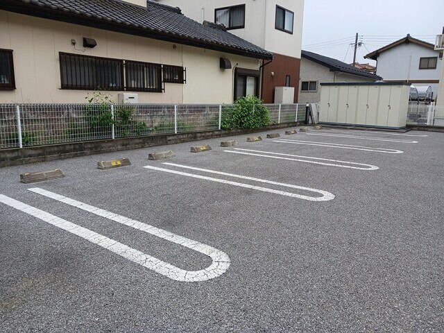物件外観写真2　(車をお持ちの方に嬉しい駐車場付きの物件です)
