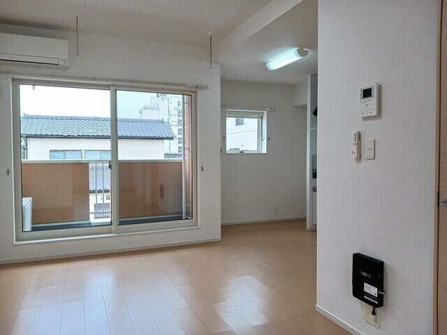 物件内観写真9　(こちらのリビングで趣味の時間をお楽しみください)