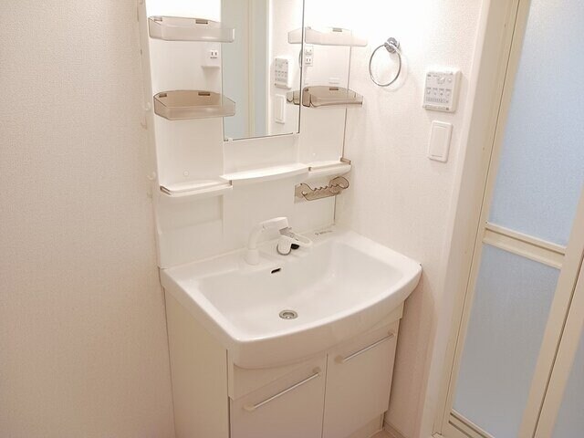 物件内観写真12　(広い洗面スペース)