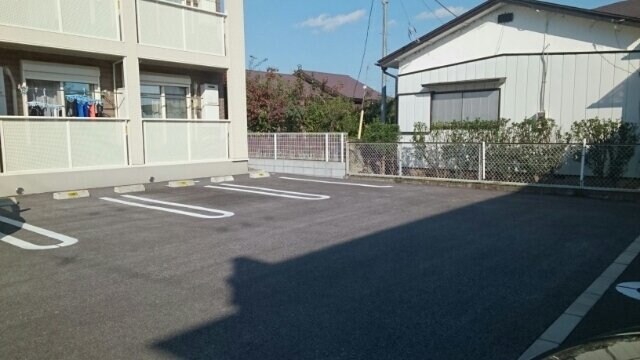 物件外観写真2　(駐車場があるので、車を買う予定の方も安心です)