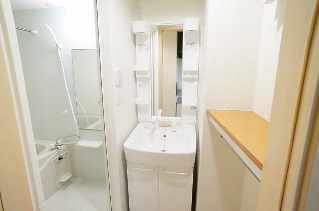 物件内観写真13　(ゆったりとスペースのある洗面所)