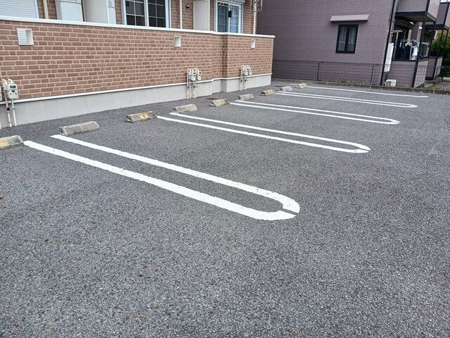 物件外観写真2　(駐車スペースもあります)