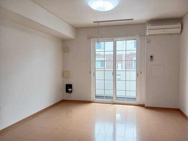 物件内観写真9　(ゆったり過ごせる居間です)