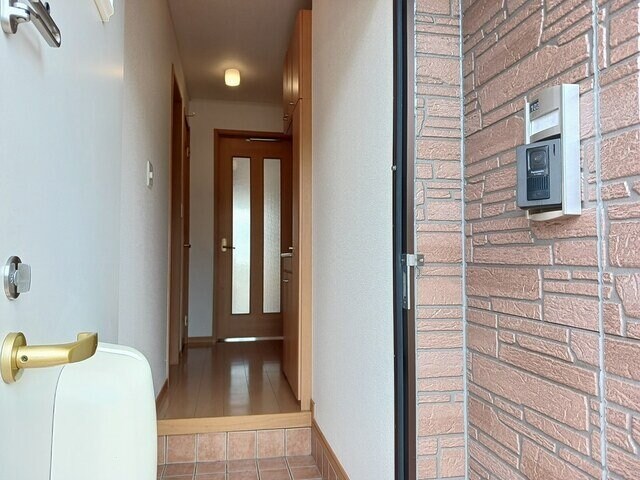 物件内観写真14　(ゆったりとした玄関です)