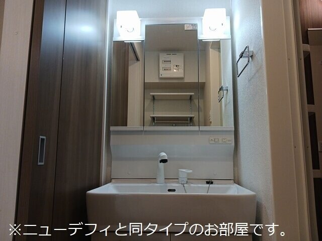 物件内観写真13　(コンパクトで使いやすい洗面所)