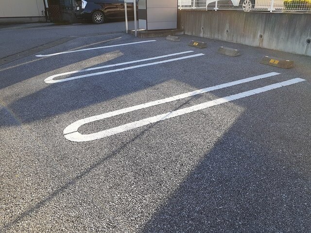 物件外観写真2　(車をお持ちの方に嬉しい駐車場付きの物件です)
