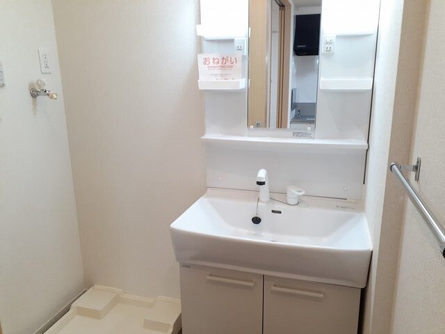 物件内観写真12　(ゆったりとスペースのある洗面所)